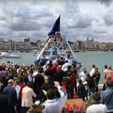 i partecipanti alla processione davanti al motopeschereccio sul quale � stata imbarcata la statua del santo